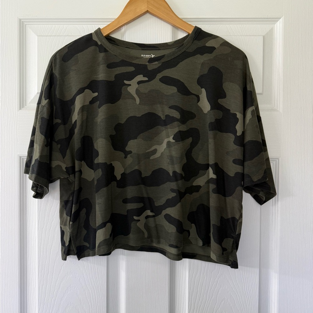 Old Navy Active Ultralite Tee in Olive